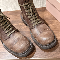Miu Miu 缪缪新款机车靴马丁靴,秀款长靴新品经典机车靴造型, 帅气摩登鞋面 植糅小牛皮,质感超好的‼️ 秀款就 Miu Miu 缪缪新款机车靴马丁靴,秀款长靴新品经典机车靴造型, 帅气摩登鞋面 植糅小牛皮,质感超好的‼️ 秀款就