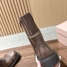 Miu Miu 缪缪新款机车靴马丁靴,秀款长靴新品经典机车靴造型, 帅气摩登鞋面 植糅小牛皮,质感超好的‼️ 秀款就 Miu Miu 缪缪新款机车靴马丁靴,秀款长靴新品经典机车靴造型, 帅气摩登鞋面 植糅小牛皮,质感超好的‼️ 秀款就