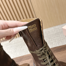 Miu Miu 缪缪新款机车靴马丁靴,秀款长靴新品经典机车靴造型, 帅气摩登鞋面 植糅小牛皮,质感超好的‼️ 秀款就 Miu Miu 缪缪新款机车靴马丁靴,秀款长靴新品经典机车靴造型, 帅气摩登鞋面 植糅小牛皮,质感超好的‼️ 秀款就