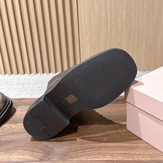 Miu Miu 缪缪新款机车靴马丁靴,秀款长靴新品经典机车靴造型, 帅气摩登鞋面 植糅小牛皮,质感超好的‼️ 秀款就 Miu Miu 缪缪新款机车靴马丁靴,秀款长靴新品经典机车靴造型, 帅气摩登鞋面 植糅小牛皮,质感超好的‼️ 秀款就