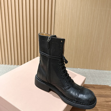 Miu Miu 缪缪新款机车靴马丁靴,秀款长靴新品经典机车靴造型, 帅气摩登鞋面 植糅小牛皮,质感超好的‼️ 秀款就 Miu Miu 缪缪新款机车靴马丁靴,秀款长靴新品经典机车靴造型, 帅气摩登鞋面 植糅小牛皮,质感超好的‼️ 秀款就
