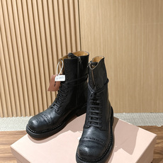 Miu Miu 缪缪新款机车靴马丁靴,秀款长靴新品经典机车靴造型, 帅气摩登鞋面 植糅小牛皮,质感超好的‼️ 秀款就 Miu Miu 缪缪新款机车靴马丁靴,秀款长靴新品经典机车靴造型, 帅气摩登鞋面 植糅小牛皮,质感超好的‼️ 秀款就