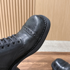 Miu Miu 缪缪新款机车靴马丁靴,秀款长靴新品经典机车靴造型, 帅气摩登鞋面 植糅小牛皮,质感超好的‼️ 秀款就 Miu Miu 缪缪新款机车靴马丁靴,秀款长靴新品经典机车靴造型, 帅气摩登鞋面 植糅小牛皮,质感超好的‼️ 秀款就