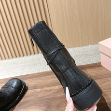 Miu Miu 缪缪新款机车靴马丁靴,秀款长靴新品经典机车靴造型, 帅气摩登鞋面 植糅小牛皮,质感超好的‼️ 秀款就 Miu Miu 缪缪新款机车靴马丁靴,秀款长靴新品经典机车靴造型, 帅气摩登鞋面 植糅小牛皮,质感超好的‼️ 秀款就