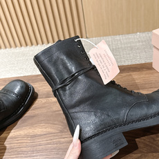 Miu Miu 缪缪新款机车靴马丁靴,秀款长靴新品经典机车靴造型, 帅气摩登鞋面 植糅小牛皮,质感超好的‼️ 秀款就 Miu Miu 缪缪新款机车靴马丁靴,秀款长靴新品经典机车靴造型, 帅气摩登鞋面 植糅小牛皮,质感超好的‼️ 秀款就