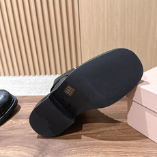 Miu Miu 缪缪新款机车靴马丁靴,秀款长靴新品经典机车靴造型, 帅气摩登鞋面 植糅小牛皮,质感超好的‼️ 秀款就 Miu Miu 缪缪新款机车靴马丁靴,秀款长靴新品经典机车靴造型, 帅气摩登鞋面 植糅小牛皮,质感超好的‼️ 秀款就