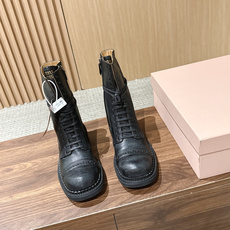 Miu Miu 缪缪新款机车靴马丁靴,秀款长靴新品经典机车靴造型, 帅气摩登鞋面 植糅小牛皮,质感超好的‼️ 秀款就 Miu Miu 缪缪新款机车靴马丁靴,秀款长靴新品经典机车靴造型, 帅气摩登鞋面 植糅小牛皮,质感超好的‼️ 秀款就