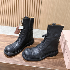 Miu Miu 缪缪新款机车靴马丁靴,秀款长靴新品经典机车靴造型, 帅气摩登鞋面 植糅小牛皮,质感超好的‼️ 秀款就 Miu Miu 缪缪新款机车靴马丁靴,秀款长靴新品经典机车靴造型, 帅气摩登鞋面 植糅小牛皮,质感超好的‼️ 秀款就