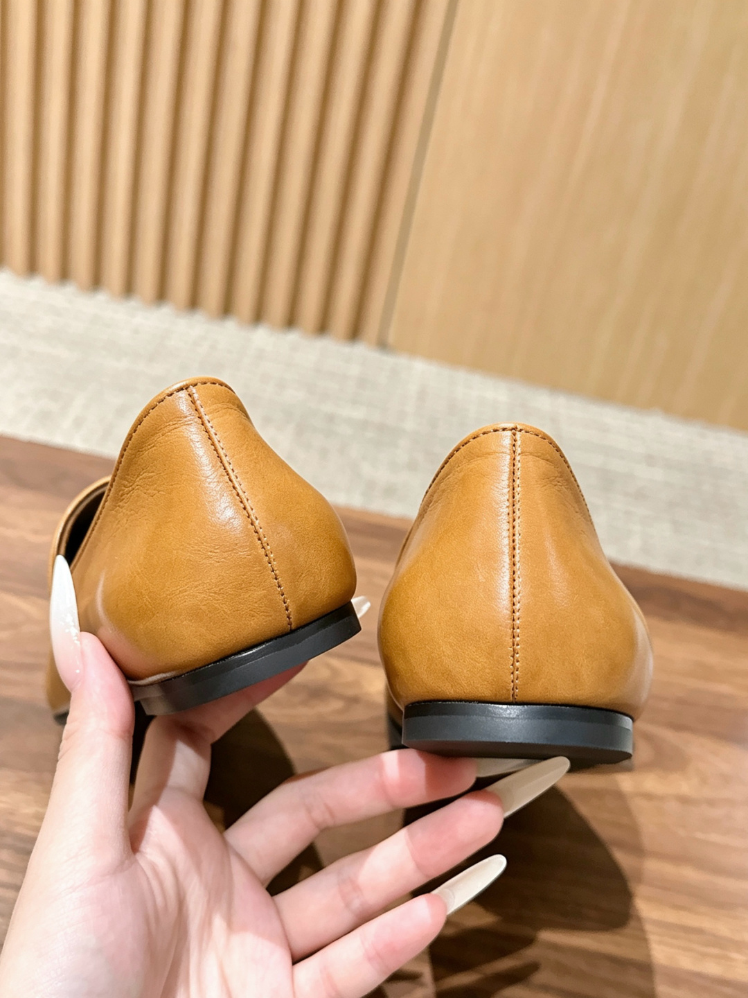 【莞产】The Row 油蜡皱皮极简乐福平底鞋 The Row一直秉持极简主义美学,摒弃多余装饰,以纯粹剪裁与上乘皮革材 【莞产】The Row 油蜡皱皮极简乐福平底鞋 The Row一直秉持极简主义美学,摒弃多余装饰,以纯粹剪裁与上乘皮革材