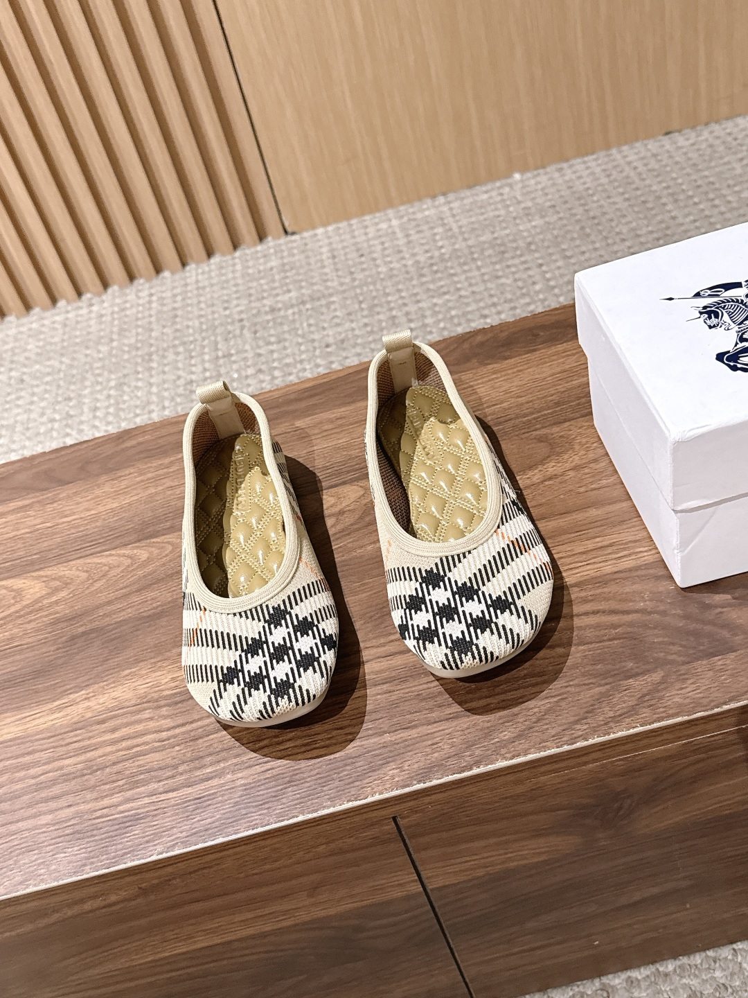 【莞产】BURBERRY 巴宝莉 水上漂系列跳舞鞋芭蕾舞平底鞋 纯原 踏雾而行,格纹新生代轻量化革新 巴宝莉~帅到爆炸的 【莞产】BURBERRY 巴宝莉 水上漂系列跳舞鞋芭蕾舞平底鞋 纯原 踏雾而行,格纹新生代轻量化革新 巴宝莉~帅到爆炸的