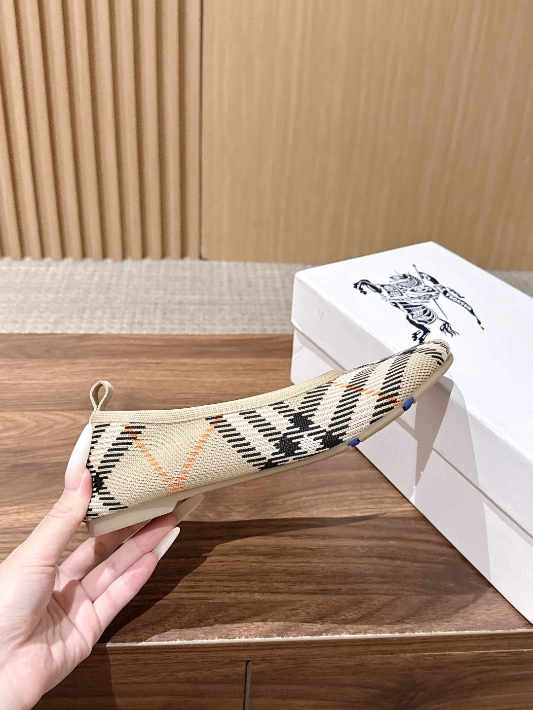 【莞产】BURBERRY 巴宝莉 水上漂系列跳舞鞋芭蕾舞平底鞋 纯原 踏雾而行,格纹新生代轻量化革新 巴宝莉~帅到爆炸的 【莞产】BURBERRY 巴宝莉 水上漂系列跳舞鞋芭蕾舞平底鞋 纯原 踏雾而行,格纹新生代轻量化革新 巴宝莉~帅到爆炸的