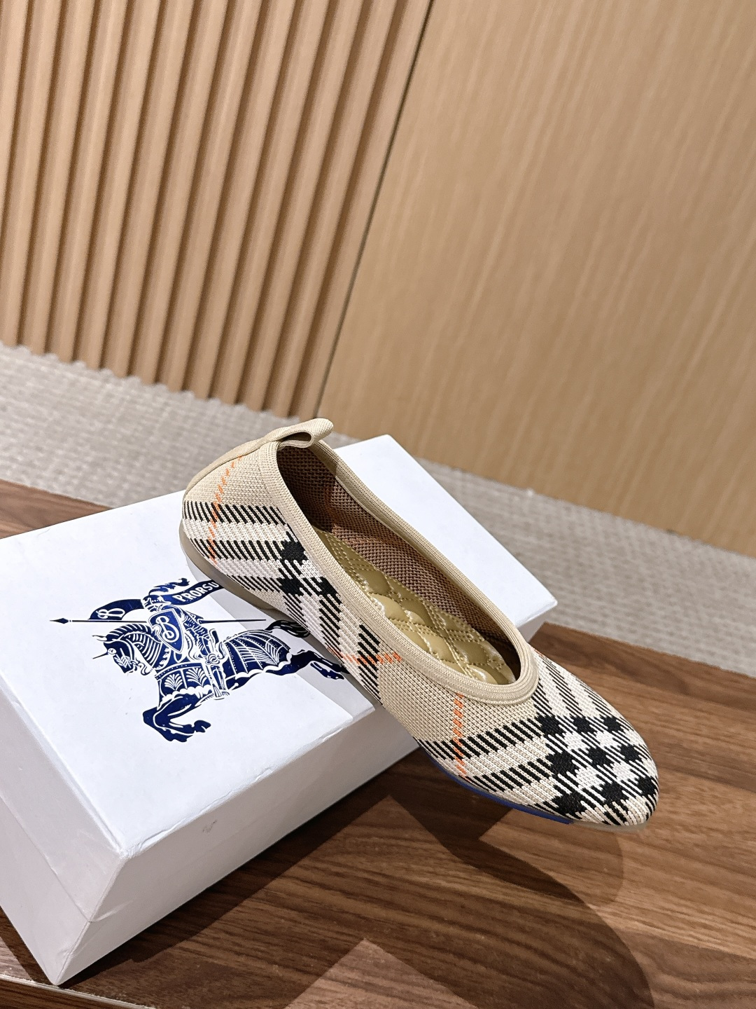 【莞产】BURBERRY 巴宝莉 水上漂系列跳舞鞋芭蕾舞平底鞋 纯原 踏雾而行,格纹新生代轻量化革新 巴宝莉~帅到爆炸的 【莞产】BURBERRY 巴宝莉 水上漂系列跳舞鞋芭蕾舞平底鞋 纯原 踏雾而行,格纹新生代轻量化革新 巴宝莉~帅到爆炸的
