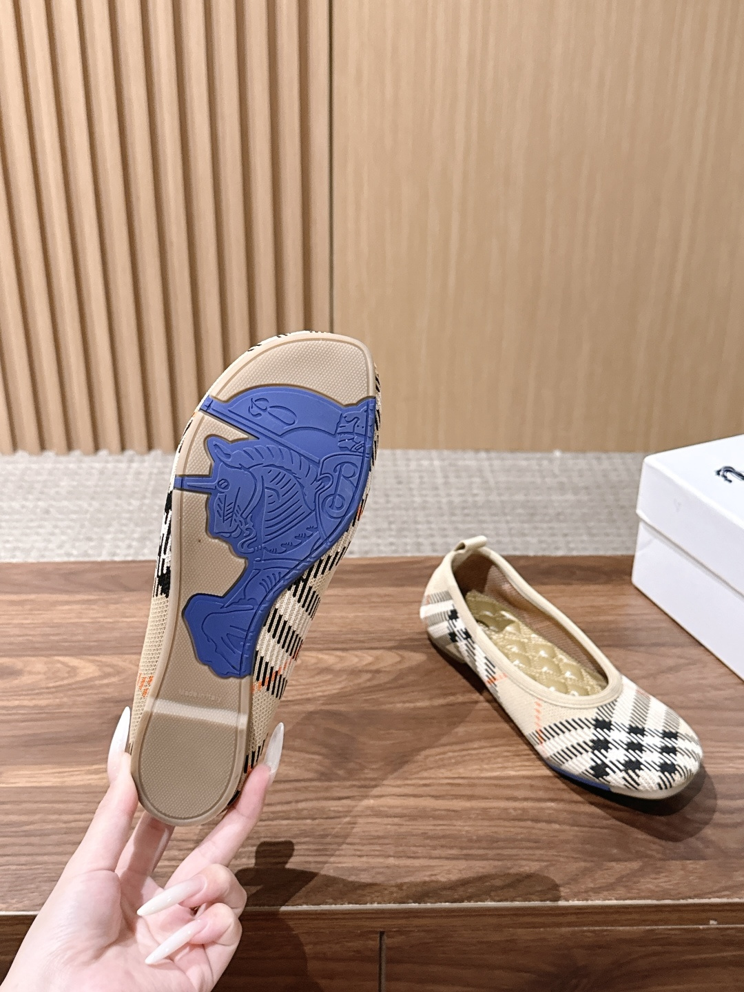【莞产】BURBERRY 巴宝莉 水上漂系列跳舞鞋芭蕾舞平底鞋 纯原 踏雾而行,格纹新生代轻量化革新 巴宝莉~帅到爆炸的 【莞产】BURBERRY 巴宝莉 水上漂系列跳舞鞋芭蕾舞平底鞋 纯原 踏雾而行,格纹新生代轻量化革新 巴宝莉~帅到爆炸的