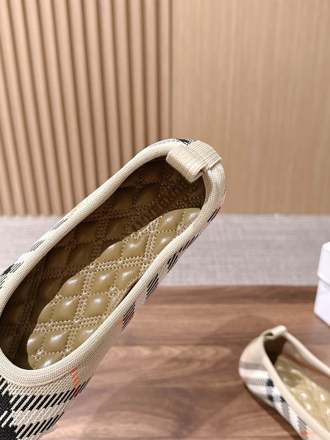 【莞产】BURBERRY 巴宝莉 水上漂系列跳舞鞋芭蕾舞平底鞋 纯原 踏雾而行,格纹新生代轻量化革新 巴宝莉~帅到爆炸的 【莞产】BURBERRY 巴宝莉 水上漂系列跳舞鞋芭蕾舞平底鞋 纯原 踏雾而行,格纹新生代轻量化革新 巴宝莉~帅到爆炸的
