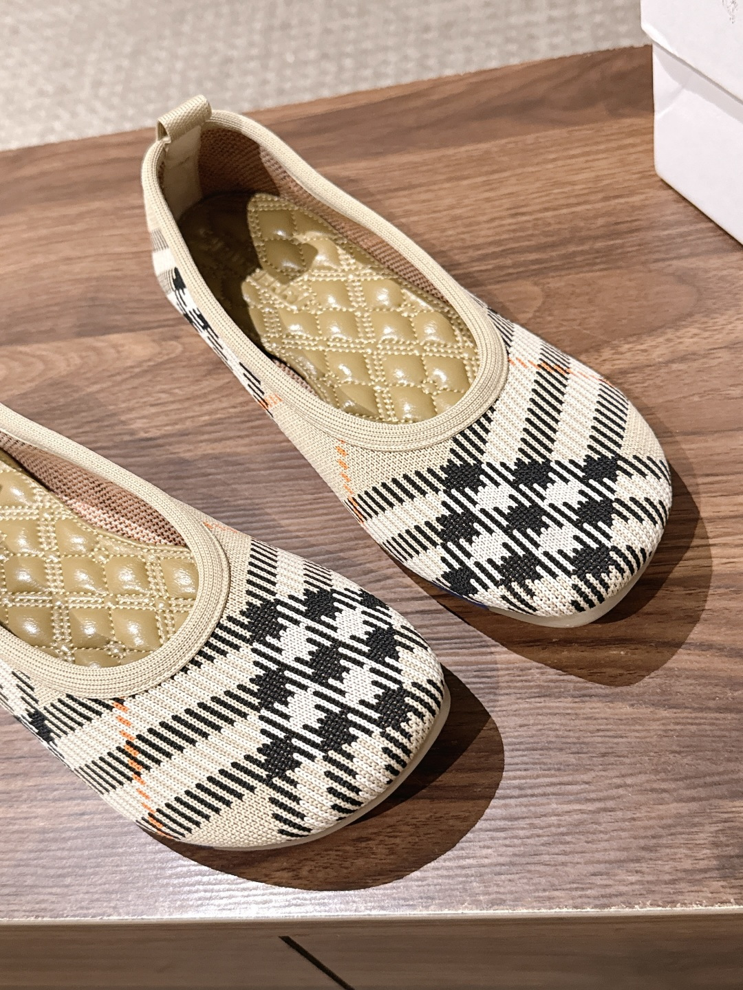 【莞产】BURBERRY 巴宝莉 水上漂系列跳舞鞋芭蕾舞平底鞋 纯原 踏雾而行,格纹新生代轻量化革新 巴宝莉~帅到爆炸的 【莞产】BURBERRY 巴宝莉 水上漂系列跳舞鞋芭蕾舞平底鞋 纯原 踏雾而行,格纹新生代轻量化革新 巴宝莉~帅到爆炸的