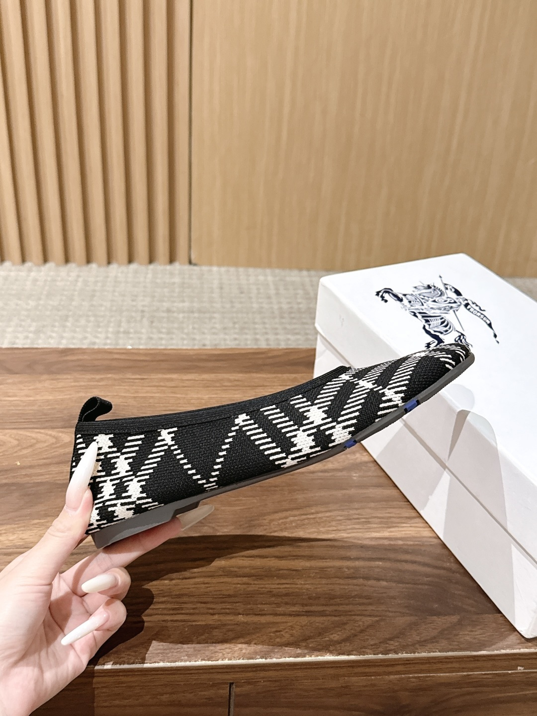 【莞产】BURBERRY 巴宝莉 水上漂系列跳舞鞋芭蕾舞平底鞋 纯原 踏雾而行,格纹新生代轻量化革新 巴宝莉~帅到爆炸的 【莞产】BURBERRY 巴宝莉 水上漂系列跳舞鞋芭蕾舞平底鞋 纯原 踏雾而行,格纹新生代轻量化革新 巴宝莉~帅到爆炸的