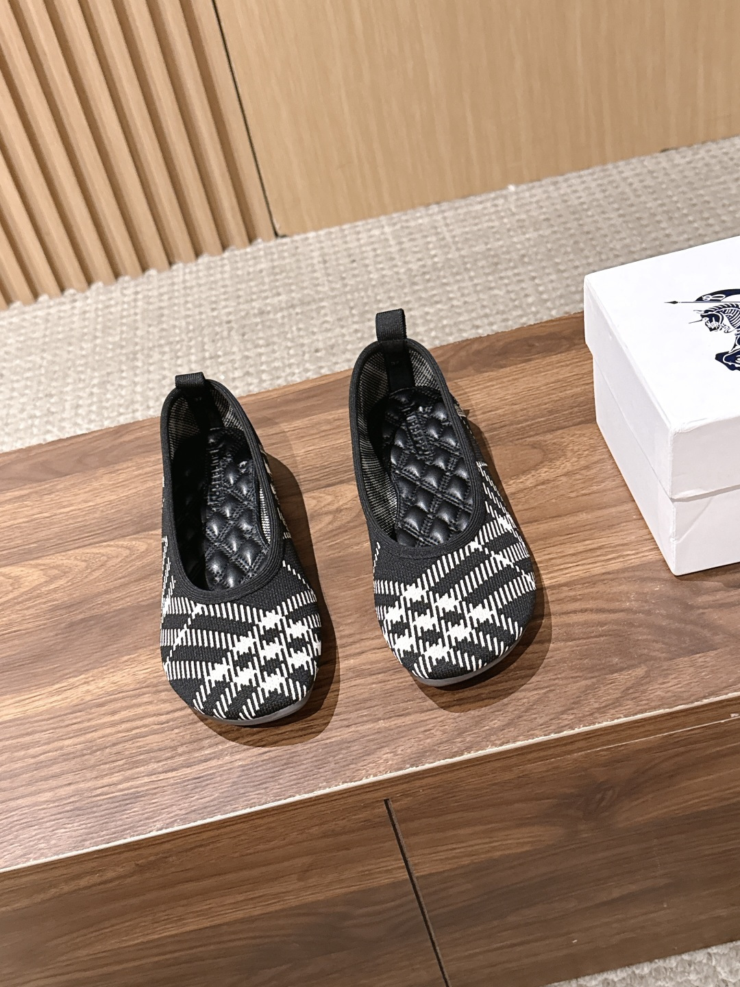 【莞产】BURBERRY 巴宝莉 水上漂系列跳舞鞋芭蕾舞平底鞋 纯原 踏雾而行,格纹新生代轻量化革新 巴宝莉~帅到爆炸的 【莞产】BURBERRY 巴宝莉 水上漂系列跳舞鞋芭蕾舞平底鞋 纯原 踏雾而行,格纹新生代轻量化革新 巴宝莉~帅到爆炸的