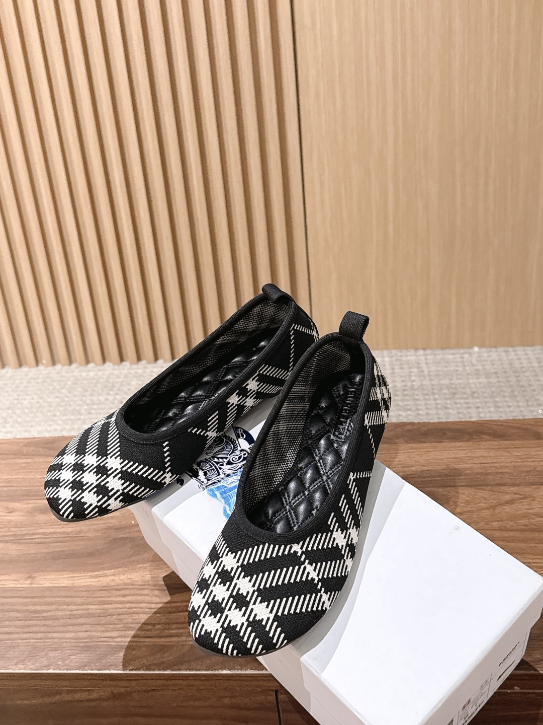 【莞产】BURBERRY 巴宝莉 水上漂系列跳舞鞋芭蕾舞平底鞋 纯原 踏雾而行,格纹新生代轻量化革新 巴宝莉~帅到爆炸的 【莞产】BURBERRY 巴宝莉 水上漂系列跳舞鞋芭蕾舞平底鞋 纯原 踏雾而行,格纹新生代轻量化革新 巴宝莉~帅到爆炸的