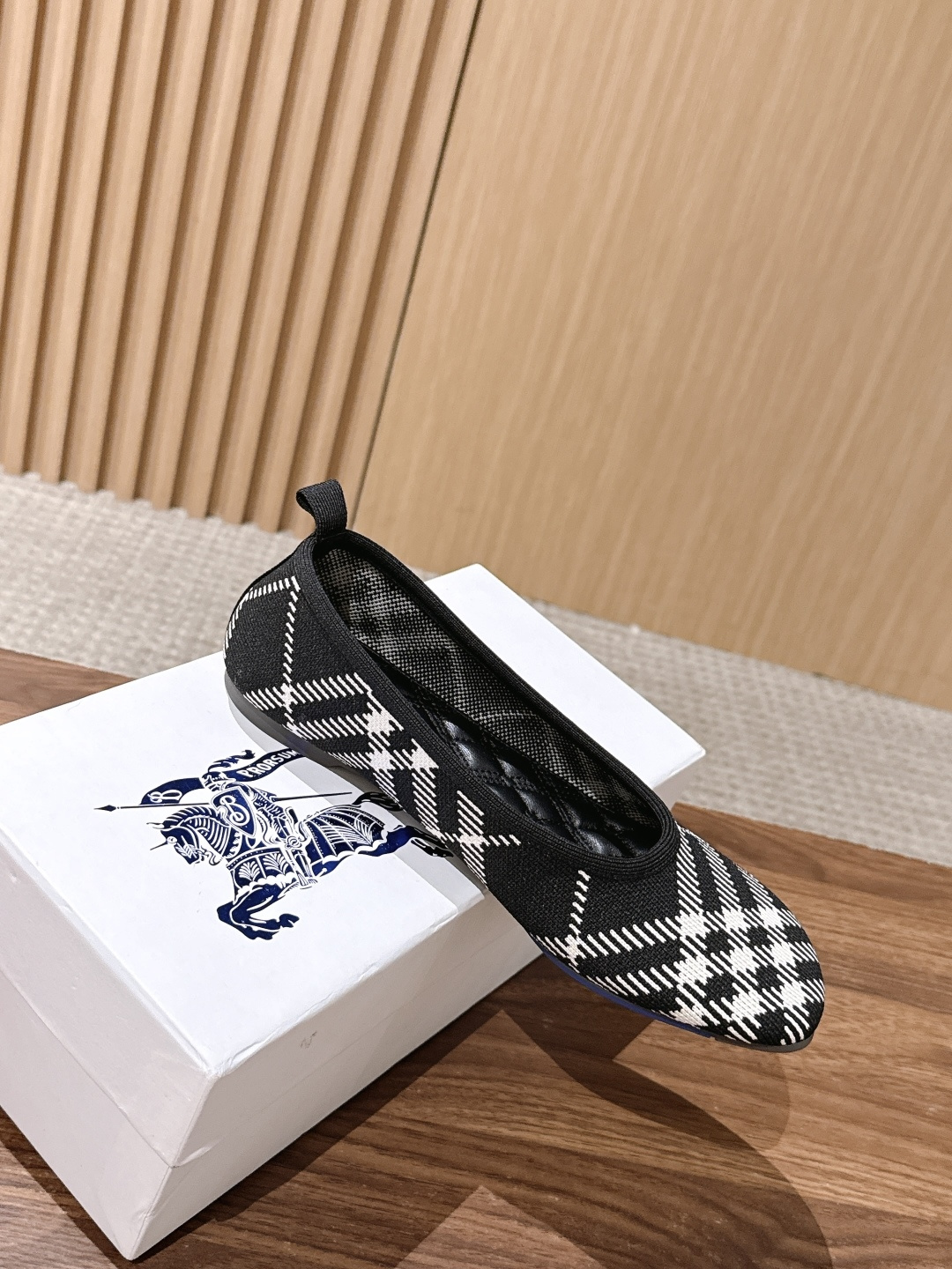 【莞产】BURBERRY 巴宝莉 水上漂系列跳舞鞋芭蕾舞平底鞋 纯原 踏雾而行,格纹新生代轻量化革新 巴宝莉~帅到爆炸的 【莞产】BURBERRY 巴宝莉 水上漂系列跳舞鞋芭蕾舞平底鞋 纯原 踏雾而行,格纹新生代轻量化革新 巴宝莉~帅到爆炸的