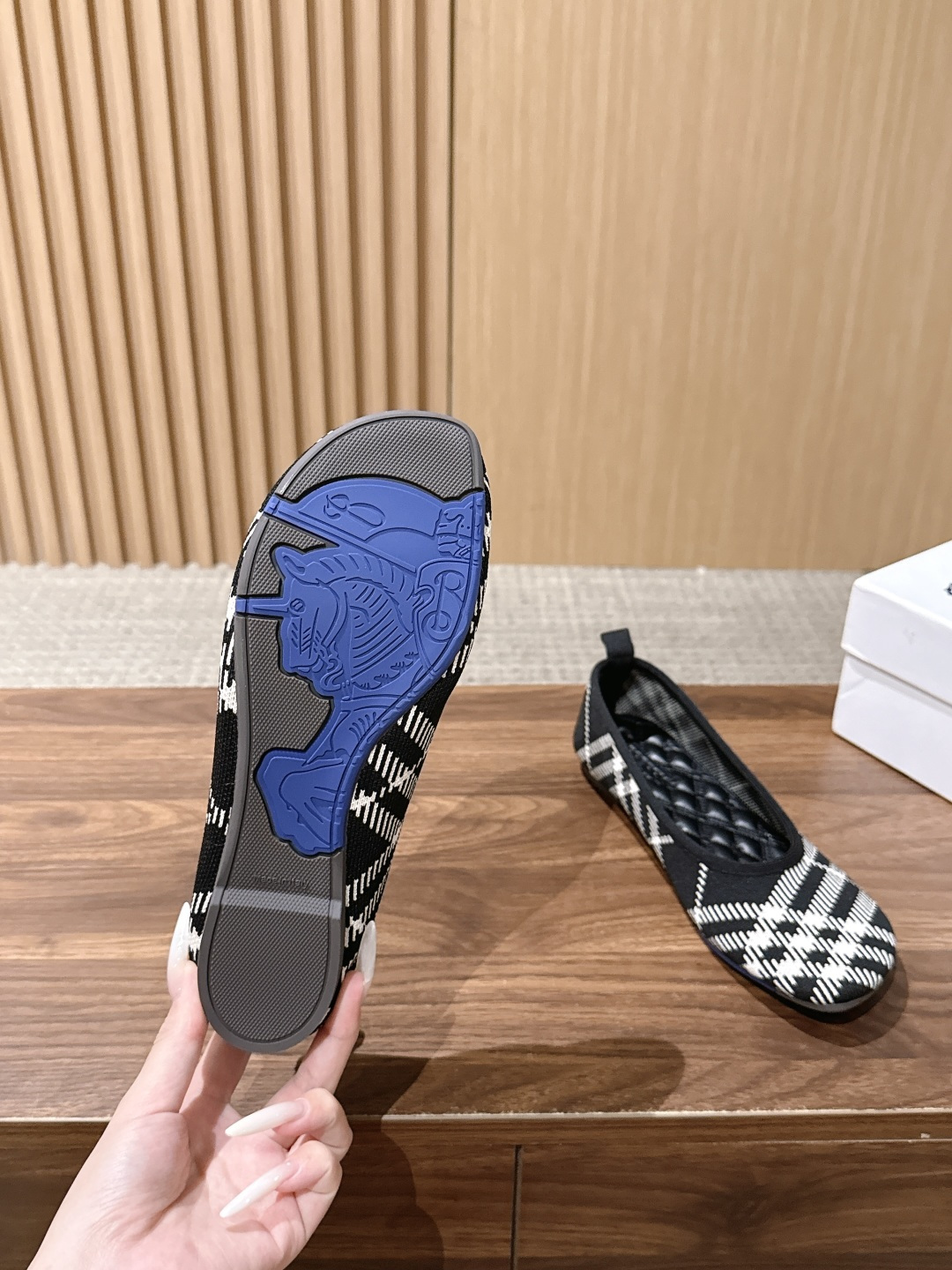 【莞产】BURBERRY 巴宝莉 水上漂系列跳舞鞋芭蕾舞平底鞋 纯原 踏雾而行,格纹新生代轻量化革新 巴宝莉~帅到爆炸的 【莞产】BURBERRY 巴宝莉 水上漂系列跳舞鞋芭蕾舞平底鞋 纯原 踏雾而行,格纹新生代轻量化革新 巴宝莉~帅到爆炸的
