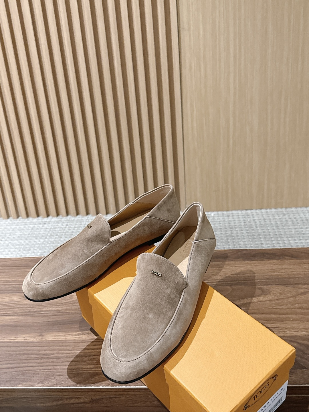 TOD'S 托德斯早秋新款金属标平底乐福单鞋 自带低调轻奢松弛氛围感,柔和圆头包容脚型,套脚懒人乐福版型,鞋面精致金属小 TOD'S 托德斯早秋新款金属标平底乐福单鞋 自带低调轻奢松弛氛围感,柔和圆头包容脚型,套脚懒人乐福版型,鞋面精致金属小