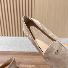 TOD'S 托德斯早秋新款金属标平底乐福单鞋 自带低调轻奢松弛氛围感,柔和圆头包容脚型,套脚懒人乐福版型,鞋面精致金属小 TOD'S 托德斯早秋新款金属标平底乐福单鞋 自带低调轻奢松弛氛围感,柔和圆头包容脚型,套脚懒人乐福版型,鞋面精致金属小