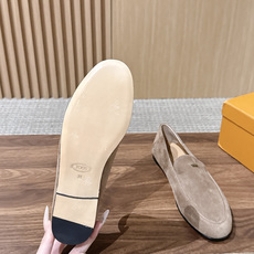 TOD'S 托德斯早秋新款金属标平底乐福单鞋 自带低调轻奢松弛氛围感,柔和圆头包容脚型,套脚懒人乐福版型,鞋面精致金属小 TOD'S 托德斯早秋新款金属标平底乐福单鞋 自带低调轻奢松弛氛围感,柔和圆头包容脚型,套脚懒人乐福版型,鞋面精致金属小