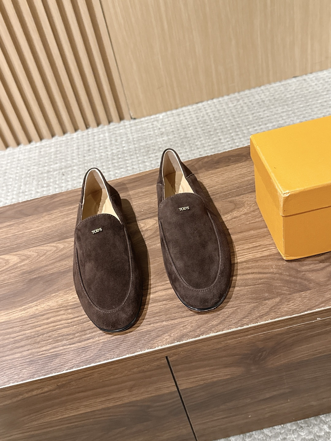 TOD'S 托德斯早秋新款金属标平底乐福单鞋 自带低调轻奢松弛氛围感,柔和圆头包容脚型,套脚懒人乐福版型,鞋面精致金属小 TOD'S 托德斯早秋新款金属标平底乐福单鞋 自带低调轻奢松弛氛围感,柔和圆头包容脚型,套脚懒人乐福版型,鞋面精致金属小