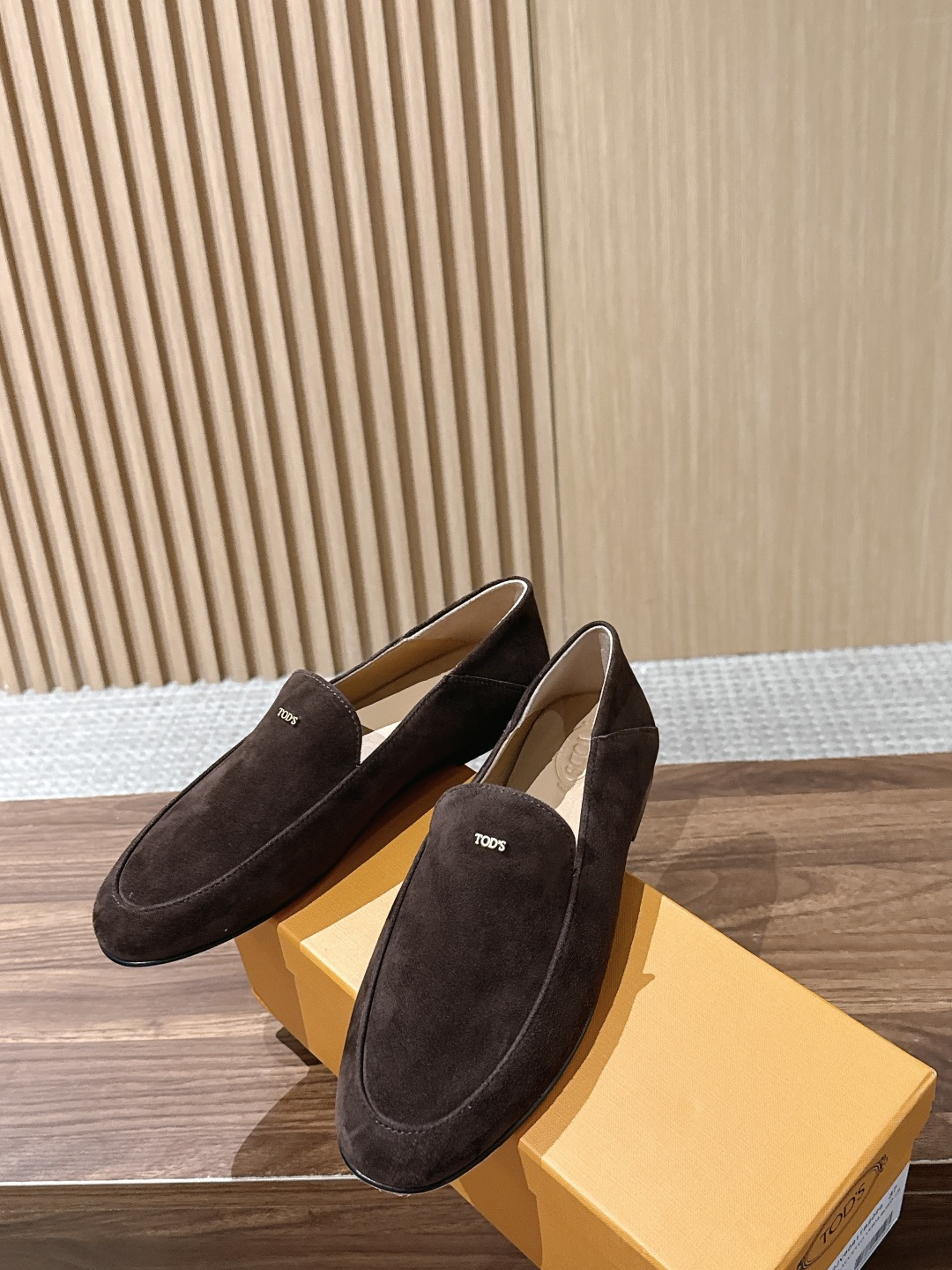 TOD'S 托德斯早秋新款金属标平底乐福单鞋 自带低调轻奢松弛氛围感,柔和圆头包容脚型,套脚懒人乐福版型,鞋面精致金属小 TOD'S 托德斯早秋新款金属标平底乐福单鞋 自带低调轻奢松弛氛围感,柔和圆头包容脚型,套脚懒人乐福版型,鞋面精致金属小