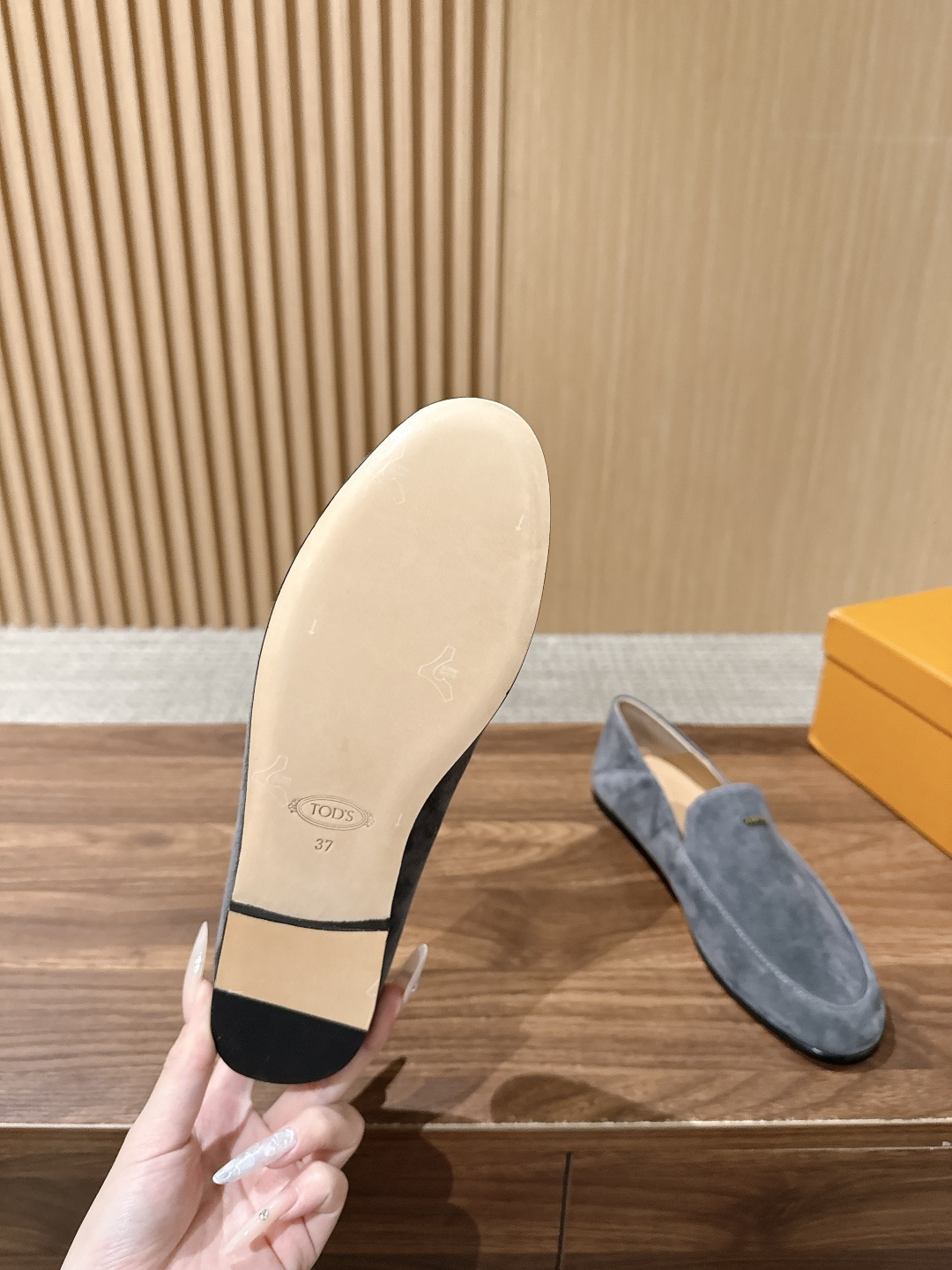TOD'S 托德斯早秋新款金属标平底乐福单鞋 自带低调轻奢松弛氛围感,柔和圆头包容脚型,套脚懒人乐福版型,鞋面精致金属小 TOD'S 托德斯早秋新款金属标平底乐福单鞋 自带低调轻奢松弛氛围感,柔和圆头包容脚型,套脚懒人乐福版型,鞋面精致金属小