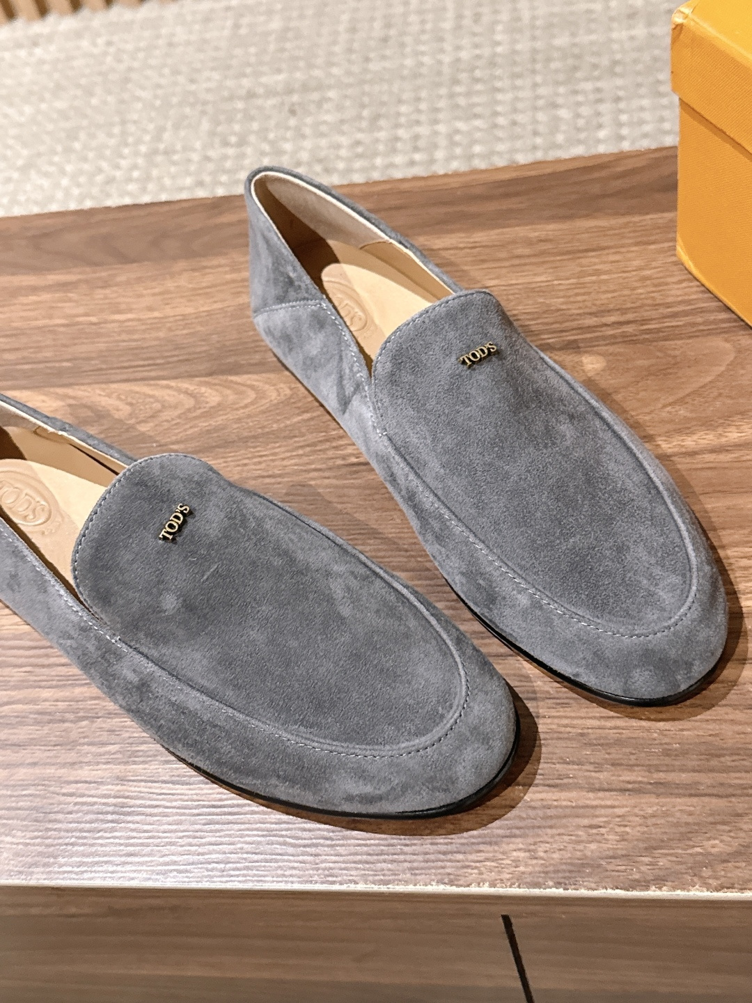 TOD'S 托德斯早秋新款金属标平底乐福单鞋 自带低调轻奢松弛氛围感,柔和圆头包容脚型,套脚懒人乐福版型,鞋面精致金属小 TOD'S 托德斯早秋新款金属标平底乐福单鞋 自带低调轻奢松弛氛围感,柔和圆头包容脚型,套脚懒人乐福版型,鞋面精致金属小