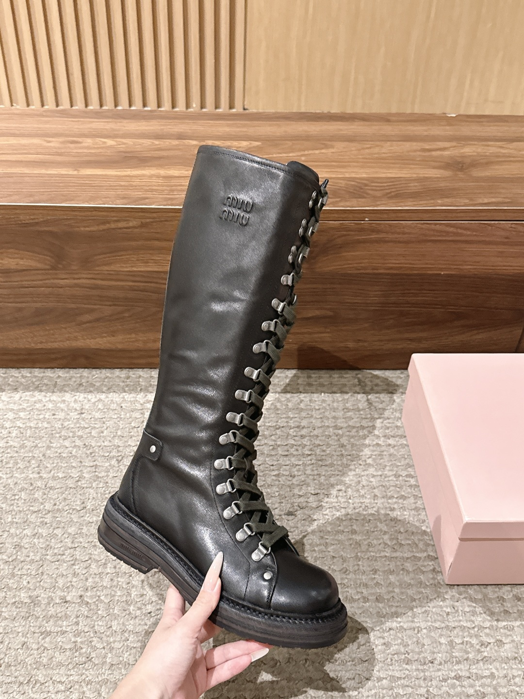 MIU MIU 缪缪秋冬新款酷飒机车靴擦色牛皮厚底中筒靴 绑带侧拉链骑士靴 这款靴子采用特殊的双色蜡处理工艺实现蜡的不均