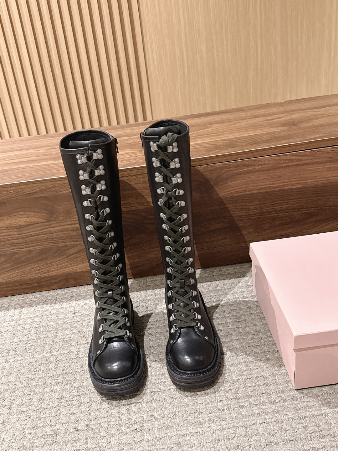 MIU MIU 缪缪秋冬新款酷飒机车靴擦色牛皮厚底中筒靴 绑带侧拉链骑士靴 这款靴子采用特殊的双色蜡处理工艺实现蜡的不均