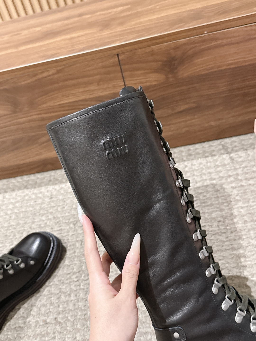 MIU MIU 缪缪秋冬新款酷飒机车靴擦色牛皮厚底中筒靴 绑带侧拉链骑士靴 这款靴子采用特殊的双色蜡处理工艺实现蜡的不均