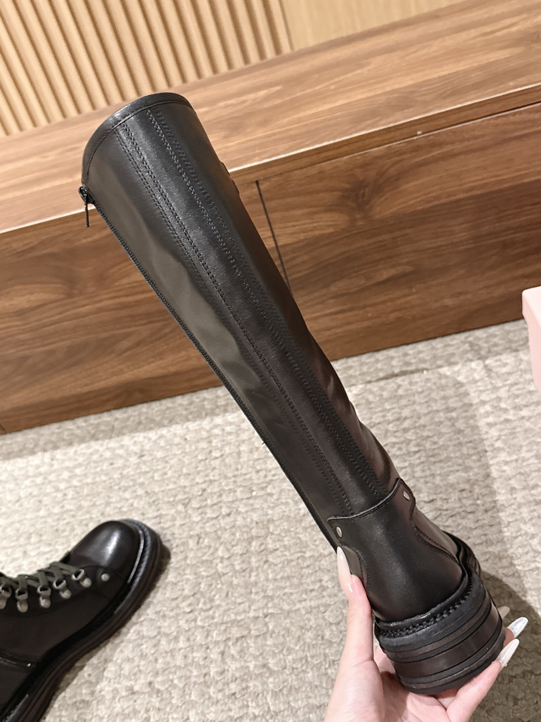 MIU MIU 缪缪秋冬新款酷飒机车靴擦色牛皮厚底中筒靴 绑带侧拉链骑士靴 这款靴子采用特殊的双色蜡处理工艺实现蜡的不均