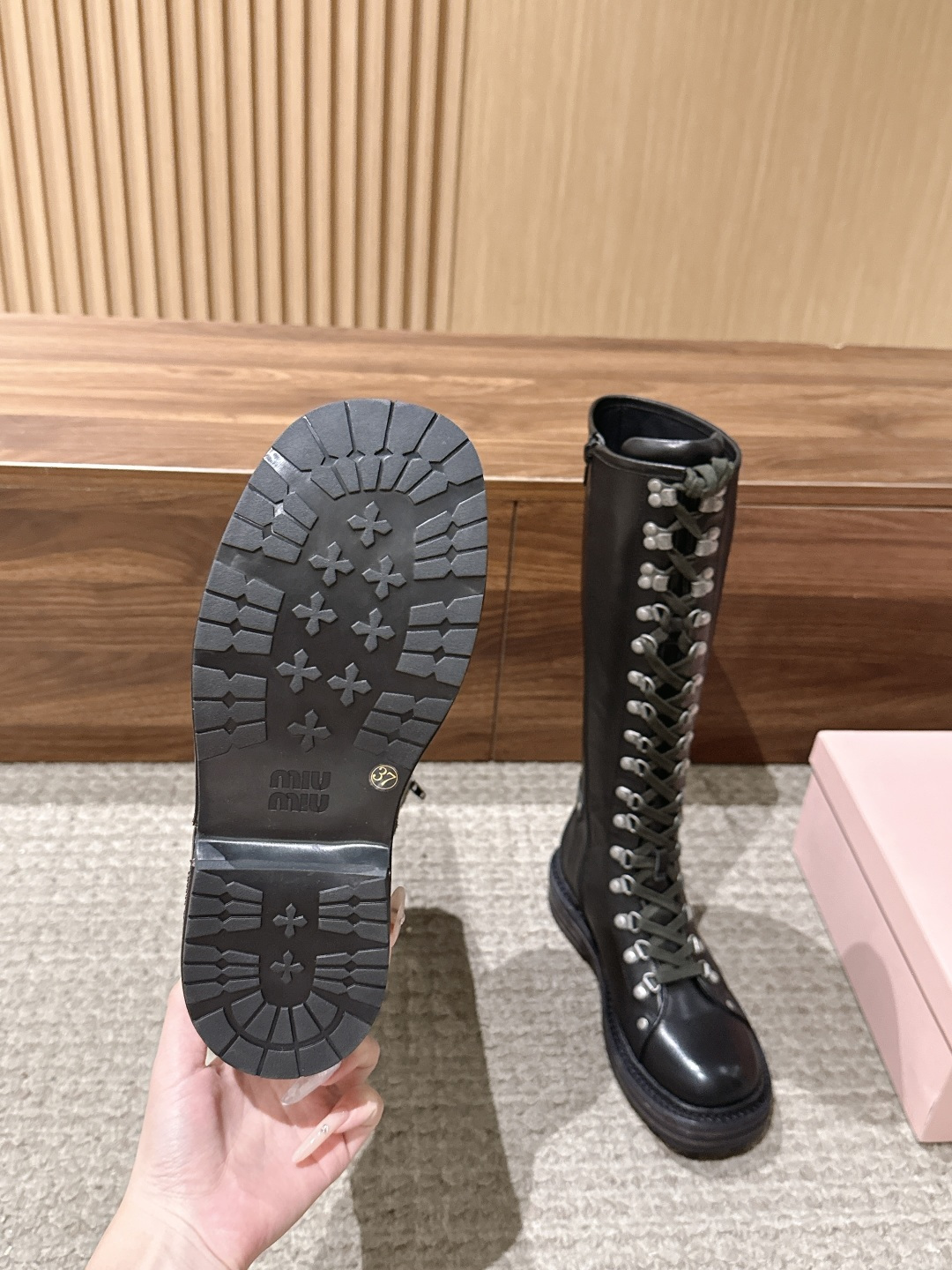 MIU MIU 缪缪秋冬新款酷飒机车靴擦色牛皮厚底中筒靴 绑带侧拉链骑士靴 这款靴子采用特殊的双色蜡处理工艺实现蜡的不均