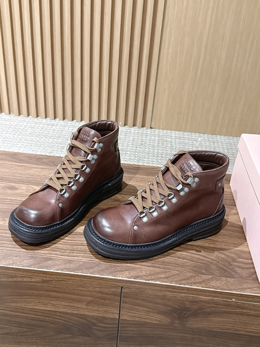 MIU MIU 缪缪秋冬新款酷飒机车靴擦色牛皮厚底短筒靴 绑带侧拉链马丁靴靴 这款靴子采用特殊的双色蜡处理工艺实现蜡的不 MIU MIU 缪缪秋冬新款酷飒机车靴擦色牛皮厚底短筒靴 绑带侧拉链马丁靴靴 这款靴子采用特殊的双色蜡处理工艺实现蜡的不