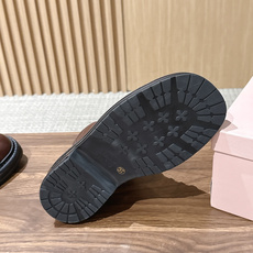 MIU MIU 缪缪秋冬新款酷飒机车靴擦色牛皮厚底短筒靴 绑带侧拉链马丁靴靴 这款靴子采用特殊的双色蜡处理工艺实现蜡的不 MIU MIU 缪缪秋冬新款酷飒机车靴擦色牛皮厚底短筒靴 绑带侧拉链马丁靴靴 这款靴子采用特殊的双色蜡处理工艺实现蜡的不