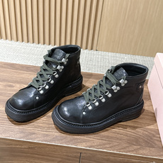 MIU MIU 缪缪秋冬新款酷飒机车靴擦色牛皮厚底短筒靴 绑带侧拉链马丁靴靴 这款靴子采用特殊的双色蜡处理工艺实现蜡的不 MIU MIU 缪缪秋冬新款酷飒机车靴擦色牛皮厚底短筒靴 绑带侧拉链马丁靴靴 这款靴子采用特殊的双色蜡处理工艺实现蜡的不