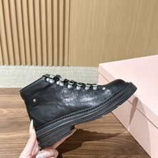 MIU MIU 缪缪秋冬新款酷飒机车靴擦色牛皮厚底短筒靴 绑带侧拉链马丁靴靴 这款靴子采用特殊的双色蜡处理工艺实现蜡的不 MIU MIU 缪缪秋冬新款酷飒机车靴擦色牛皮厚底短筒靴 绑带侧拉链马丁靴靴 这款靴子采用特殊的双色蜡处理工艺实现蜡的不