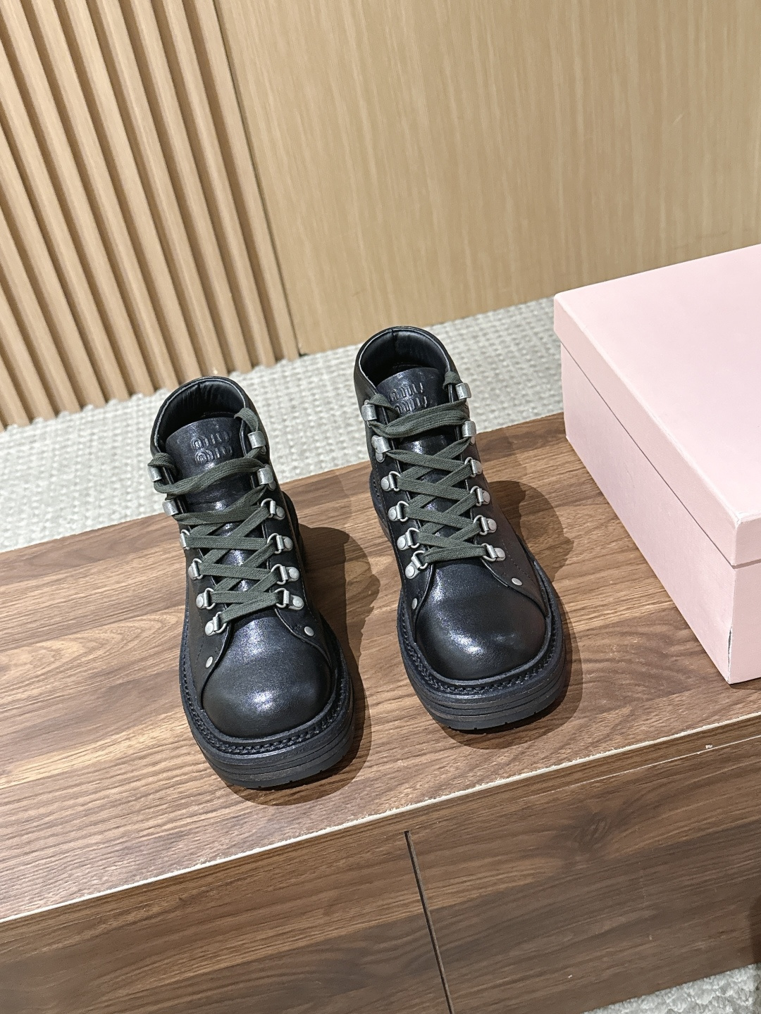 MIU MIU 缪缪秋冬新款酷飒机车靴擦色牛皮厚底短筒靴 绑带侧拉链马丁靴靴 这款靴子采用特殊的双色蜡处理工艺实现蜡的不