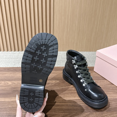 MIU MIU 缪缪秋冬新款酷飒机车靴擦色牛皮厚底短筒靴 绑带侧拉链马丁靴靴 这款靴子采用特殊的双色蜡处理工艺实现蜡的不 MIU MIU 缪缪秋冬新款酷飒机车靴擦色牛皮厚底短筒靴 绑带侧拉链马丁靴靴 这款靴子采用特殊的双色蜡处理工艺实现蜡的不