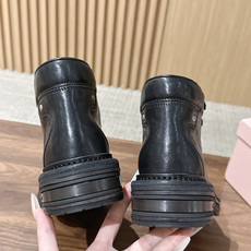 MIU MIU 缪缪秋冬新款酷飒机车靴擦色牛皮厚底短筒靴 绑带侧拉链马丁靴靴 这款靴子采用特殊的双色蜡处理工艺实现蜡的不 MIU MIU 缪缪秋冬新款酷飒机车靴擦色牛皮厚底短筒靴 绑带侧拉链马丁靴靴 这款靴子采用特殊的双色蜡处理工艺实现蜡的不