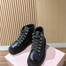 MIU MIU 缪缪秋冬新款酷飒机车靴擦色牛皮厚底短筒靴 绑带侧拉链马丁靴靴 这款靴子采用特殊的双色蜡处理工艺实现蜡的不 MIU MIU 缪缪秋冬新款酷飒机车靴擦色牛皮厚底短筒靴 绑带侧拉链马丁靴靴 这款靴子采用特殊的双色蜡处理工艺实现蜡的不