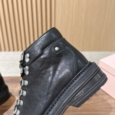 MIU MIU 缪缪秋冬新款酷飒机车靴擦色牛皮厚底短筒靴 绑带侧拉链马丁靴靴 这款靴子采用特殊的双色蜡处理工艺实现蜡的不 MIU MIU 缪缪秋冬新款酷飒机车靴擦色牛皮厚底短筒靴 绑带侧拉链马丁靴靴 这款靴子采用特殊的双色蜡处理工艺实现蜡的不