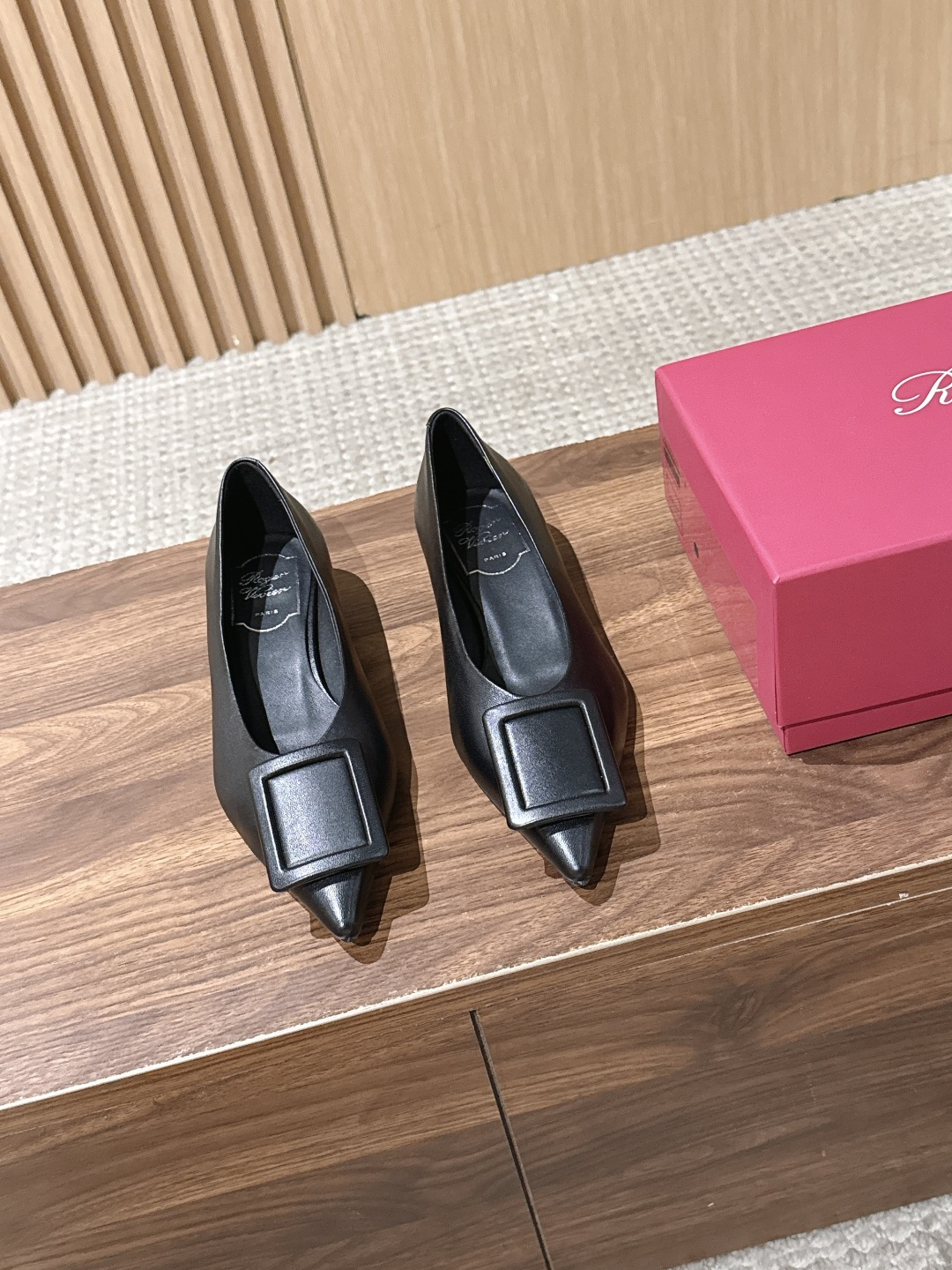 【莞产】Roger Vivier / RV女鞋Viv' in The City系列羊皮优雅尖头一脚蹬浅口单鞋芭蕾舞鞋🩰 【莞产】Roger Vivier / RV女鞋Viv' in The City系列羊皮优雅尖头一脚蹬浅口单鞋芭蕾舞鞋🩰