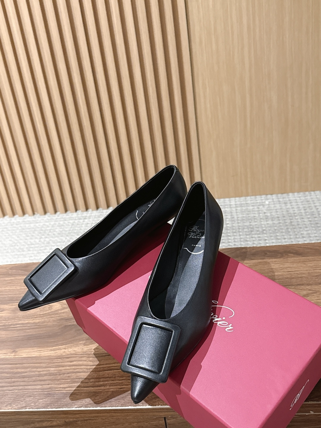 【莞产】Roger Vivier / RV女鞋Viv' in The City系列羊皮优雅尖头一脚蹬浅口单鞋芭蕾舞鞋🩰 【莞产】Roger Vivier / RV女鞋Viv' in The City系列羊皮优雅尖头一脚蹬浅口单鞋芭蕾舞鞋🩰