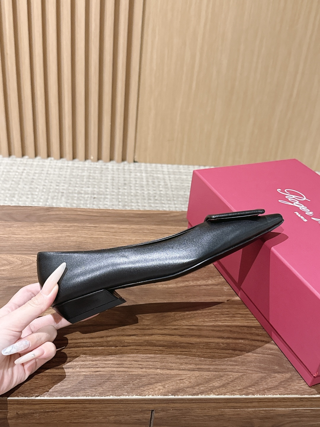 【莞产】Roger Vivier / RV女鞋Viv' in The City系列羊皮优雅尖头一脚蹬浅口单鞋芭蕾舞鞋🩰 【莞产】Roger Vivier / RV女鞋Viv' in The City系列羊皮优雅尖头一脚蹬浅口单鞋芭蕾舞鞋🩰