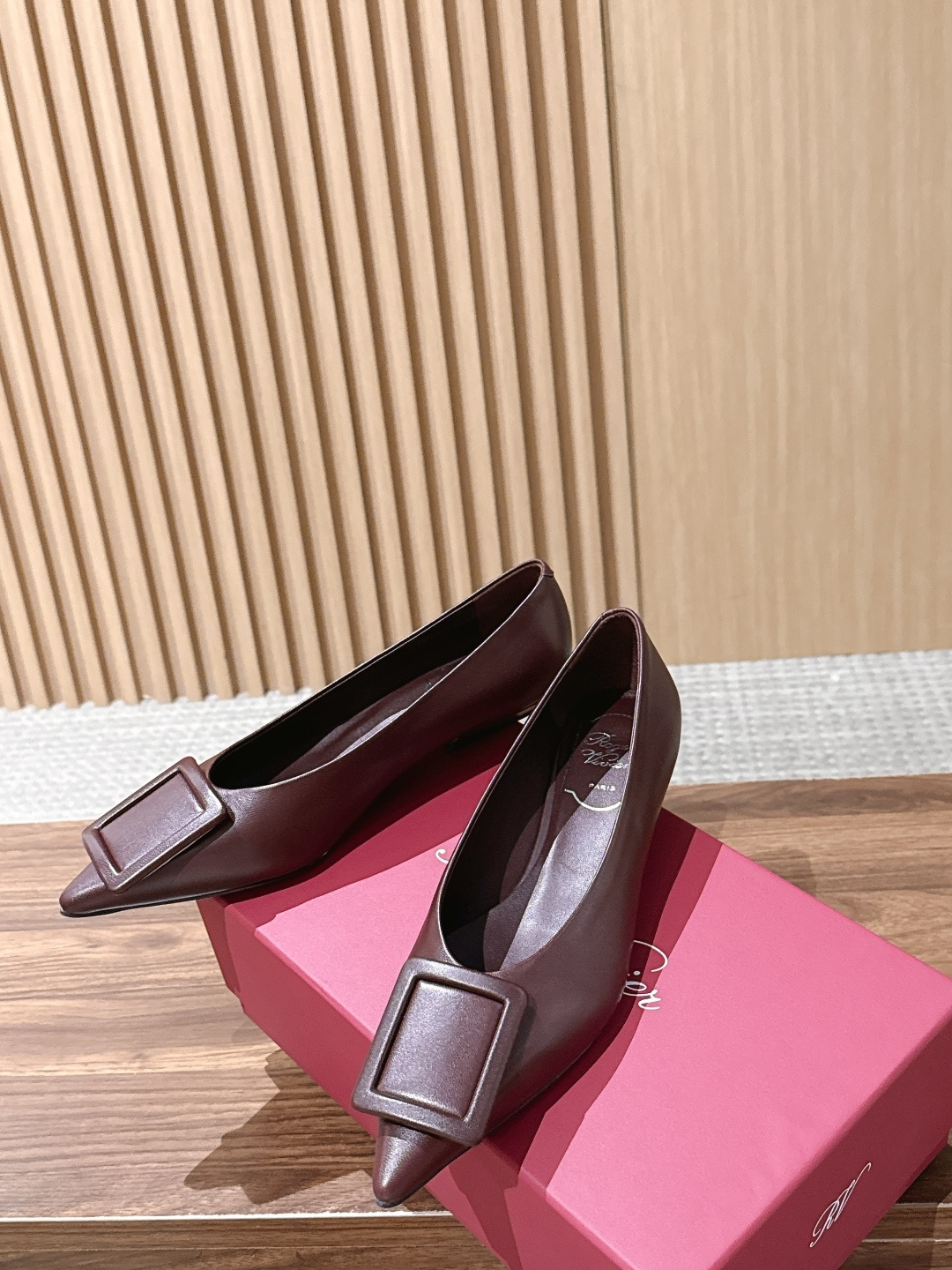 【莞产】Roger Vivier / RV女鞋Viv' in The City系列羊皮优雅尖头一脚蹬浅口单鞋芭蕾舞鞋🩰 【莞产】Roger Vivier / RV女鞋Viv' in The City系列羊皮优雅尖头一脚蹬浅口单鞋芭蕾舞鞋🩰