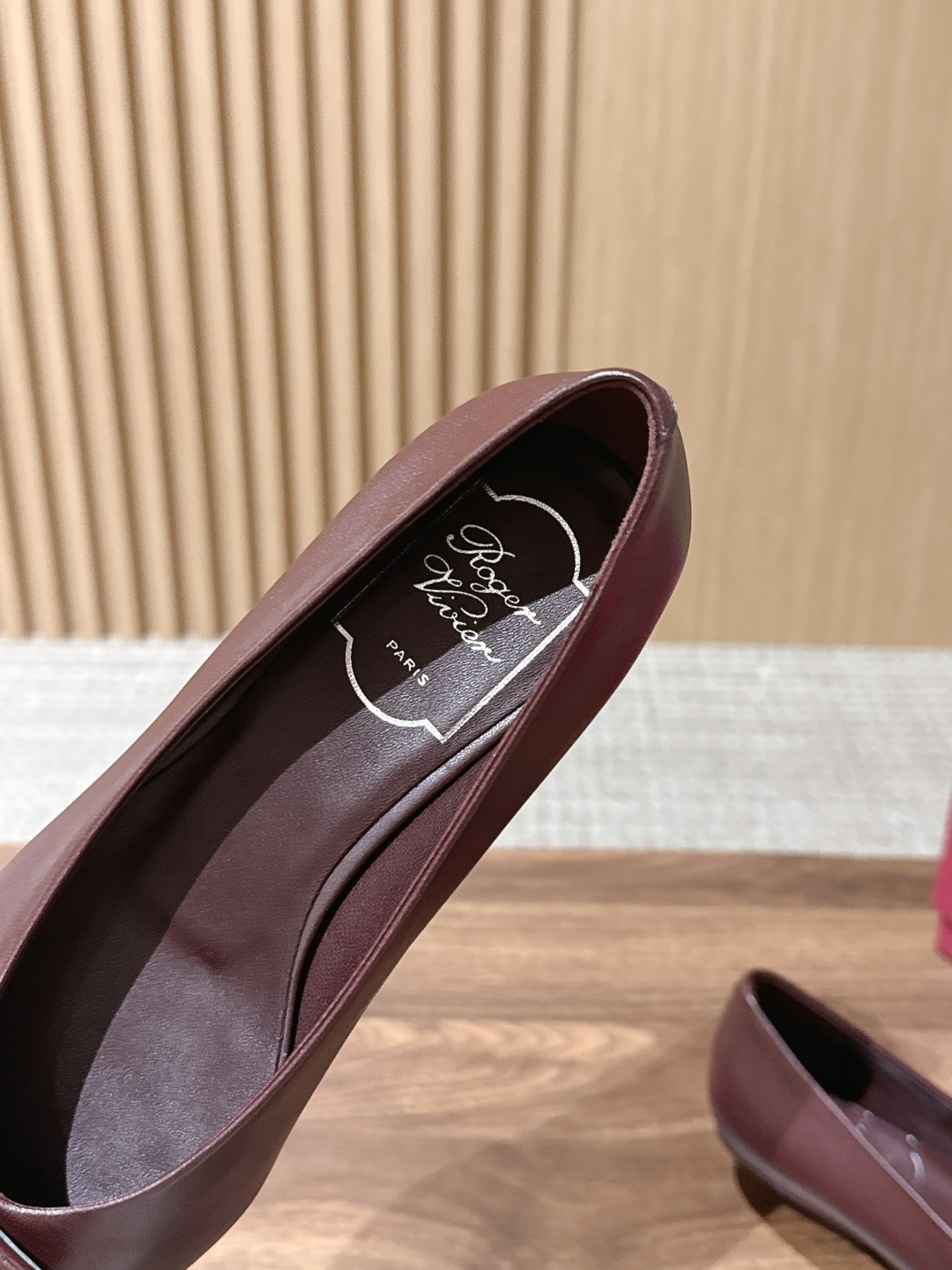 【莞产】Roger Vivier / RV女鞋Viv' in The City系列羊皮优雅尖头一脚蹬浅口单鞋芭蕾舞鞋🩰 【莞产】Roger Vivier / RV女鞋Viv' in The City系列羊皮优雅尖头一脚蹬浅口单鞋芭蕾舞鞋🩰